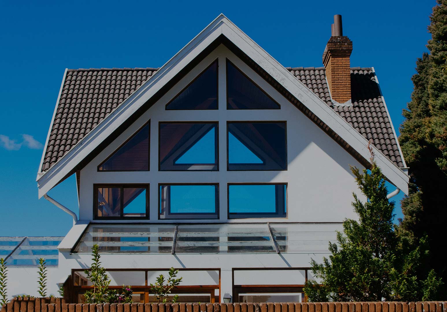modernes Haus mit großen Fenstern, spitzem Dach